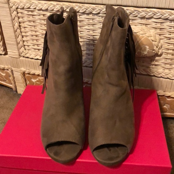 Breckelle’s tan faux suede open toe high heel western fringe booties - Picture 4 of 10